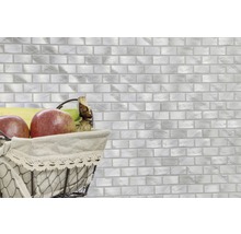 Wandfliesen in Steinoptik und Korb mit Äpfeln