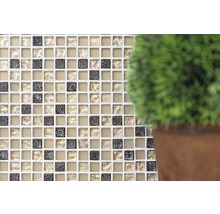 Mosaikfliesenwand mit quadratischen Fliesen und Topfpflanze