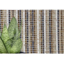 Mosaikfliesenwand mit Pflanzenakzent