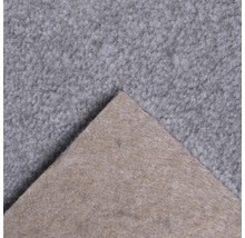 Nahaufnahme eines grauen Teppichbodens mit Textilrücken