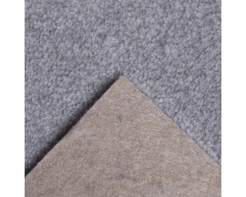 Nahaufnahme eines grauen Teppichbodens mit Textilrücken