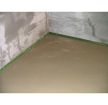 Neuer Estrichboden mit Randdämmstreifen an der Wand