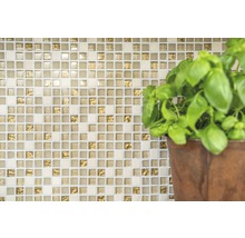 Mosaikfliesenwand mit Basilikumpflanze im Topf