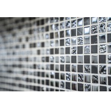 Mosaikfliesen mit quadratischen Elementen in verschiedenen Ausführungen