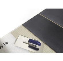 Fliesenverlegung mit Spachtel und Abdichtband