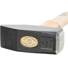 Hammerkopf aus Stahl mit Holzstiel