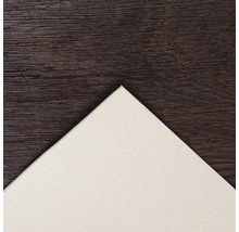 Stück Papier auf Holzgrund