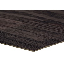 Detailansicht einer Vinylbodenplatte mit Holzoptik.