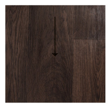 Dunkler Laminatboden mit Pfeil