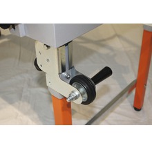 Detailansicht einer Werkbank mit Rad und Hebel zur einfachen Bewegung