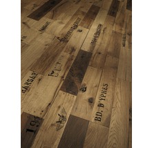 Verlegter Holzboden mit verschiedenen Aufdrucken