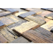 Nahaufnahme von Holzfliesen in Fischgrätmuster