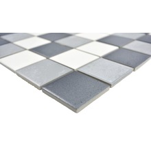 Mosaikfliese mit quadratischen, matten Steinen