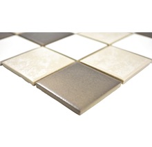 Quadratische Fliesen in Schachbrettmuster