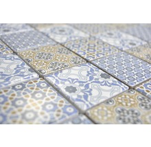 Nahaufnahme von quadratischen Mosaikfliesen mit Mustern