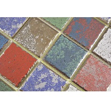 Nahaufnahme von keramischen Mosaikfliesen in verschiedenen Farben für den Innenbereich