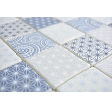 Nahaufnahme von quadratischen Mosaikfliesen mit verschiedenen Mustern