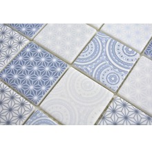 Mosaikfliesen mit geometrischen und floralen Mustern