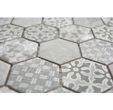 Nahaufnahme von sechseckigen Mosaikfliesen mit Mustern