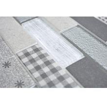 Nahaufnahme von Mosaikfliesen mit verschiedenen Mustern