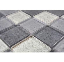 Nahaufnahme von Mosaikfliesen aus Glas und Stein