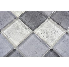 Nahaufnahme von Mosaikfliesen in quadratischer Form