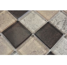 Detailaufnahme von Mosaikfliesen aus Glas