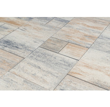 Verlegte Betonpflastersteine im Außenbereich