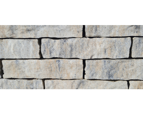 Mauer aus Betonsteinen