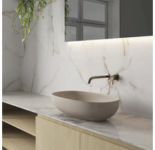 Badezimmer mit Aufsatzwaschbecken, Armatur und Spiegel