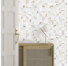 Szene mit Mosaikfliesen an der Wand, einem Holzschrank und einer Lampe.