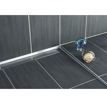 Badezimmer mit gefliestem Boden, Duschrinne aus Edelstahl und Dekorationsgegenständen