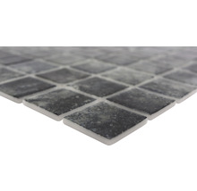 Mosaikfliese mit quadratischen, glasartigen Steinen