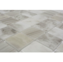 Nahaufnahme von quadratischen Mosaikfliesen