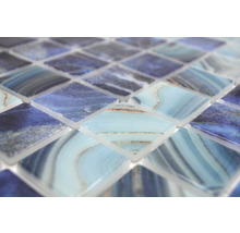 Nahaufnahme von Mosaikfliesen mit quadratischem Muster