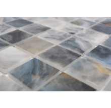 Detailansicht quadratischer Mosaikfliesen