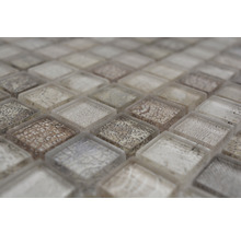 Detailaufnahme eines Mosaiks mit quadratischen Glasfliesen