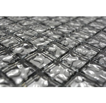 Nahaufnahme von silberfarbenen Mosaikfliesen