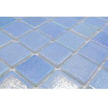 Nahaufnahme von hellblauen quadratischen Glasmosaikfliesen.