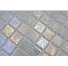 Nahaufnahme von quadratischen Glasmosaikfliesen