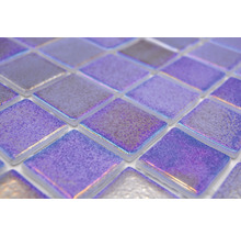 Nahaufnahme von lila Mosaikfliesen