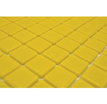 Gelbe Mosaikfliesen, quadratisch angeordnet.