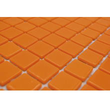 Orangefarbene Mosaikfliesen im quadratischen Format