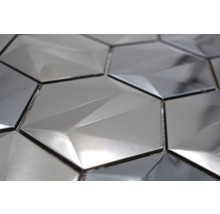 Nahaufnahme von sechseckigen, metallisch glänzenden Wandfliesen mit geometrischem Muster