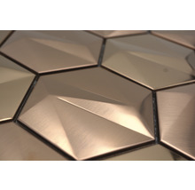 Nahaufnahme von sechseckigen Wandfliesen mit dreidimensionalem geometrischem Muster.