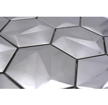 Silberfarbene Mosaikfliesen in Hexagonform