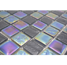 Nahaufnahme von quadratischen Mosaikfliesen