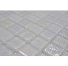 Detailaufnahme einer weißen Glasmosaikfliese.