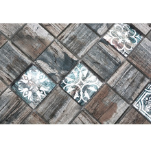 Mosaikfliesen mit Holzoptik und Ornamenten