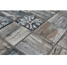 Detailansicht Mosaikfliese mit Holz- und Musteroptik